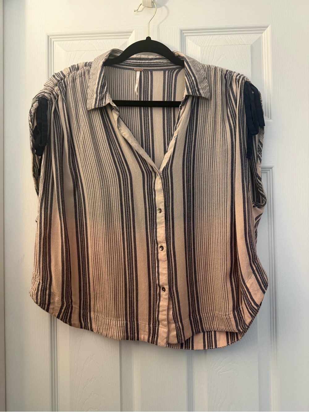 Free People Baby Blues Stripe Button-Down in Blush and Blue Ombré. Size M - Picture 4 of 6